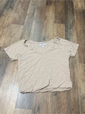 MoCo Boutique Beige Ribbed Scoop Neck Crop Top Medium Short Sleeve Casual Tee